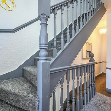 -rc7h- For Your Relaxed & Cosy Free Parking Лідс